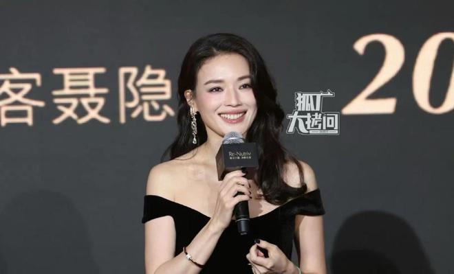 贵气卢靖姗气质好独特被舒淇美到了AG真人app活动红毯：李沁满分(图14)