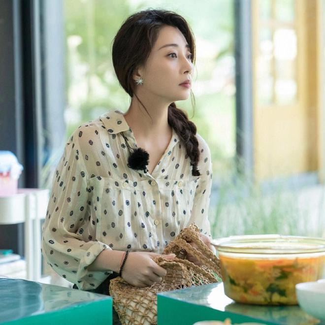 ！很值得中年女性借鉴时尚、优雅还减龄AG真人国际被45岁殷桃的穿搭惊艳到(图2)
