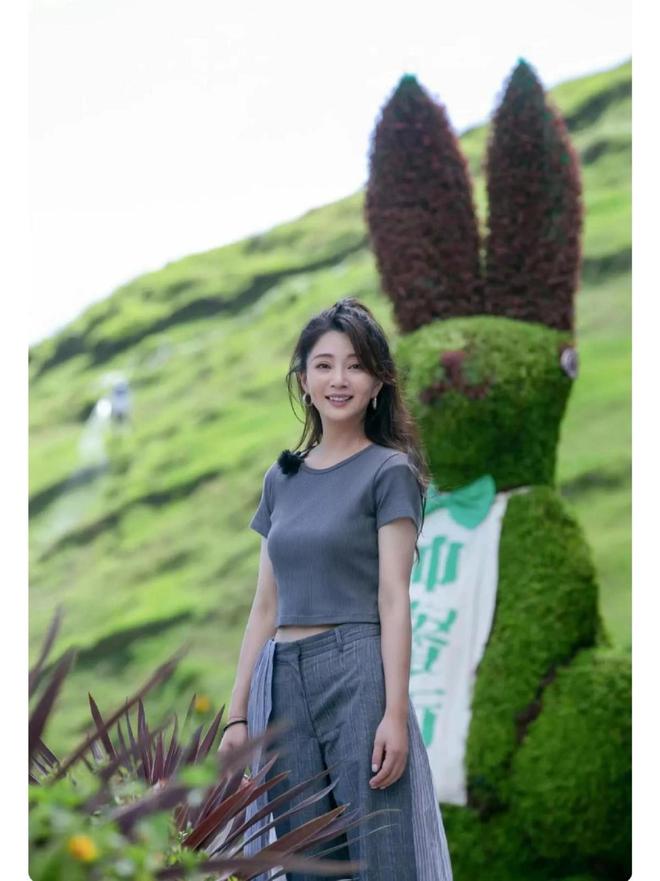 ！很值得中年女性借鉴时尚、优雅还减龄AG真人国际被45岁殷桃的穿搭惊艳到(图9)