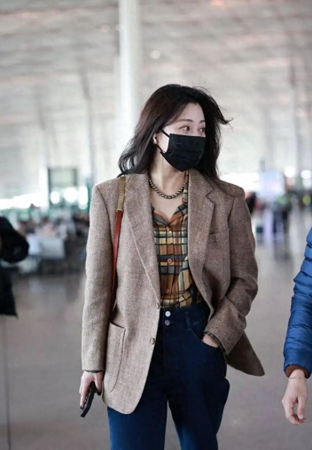 ！很值得中年女性借鉴时尚、优雅还减龄AG真人国际被45岁殷桃的穿搭惊艳到(图5)