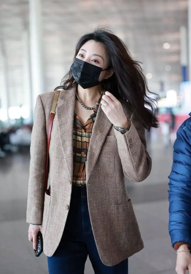 ！很值得中年女性借鉴时尚、优雅还减龄AG真人国际被45岁殷桃的穿搭惊艳到(图4)