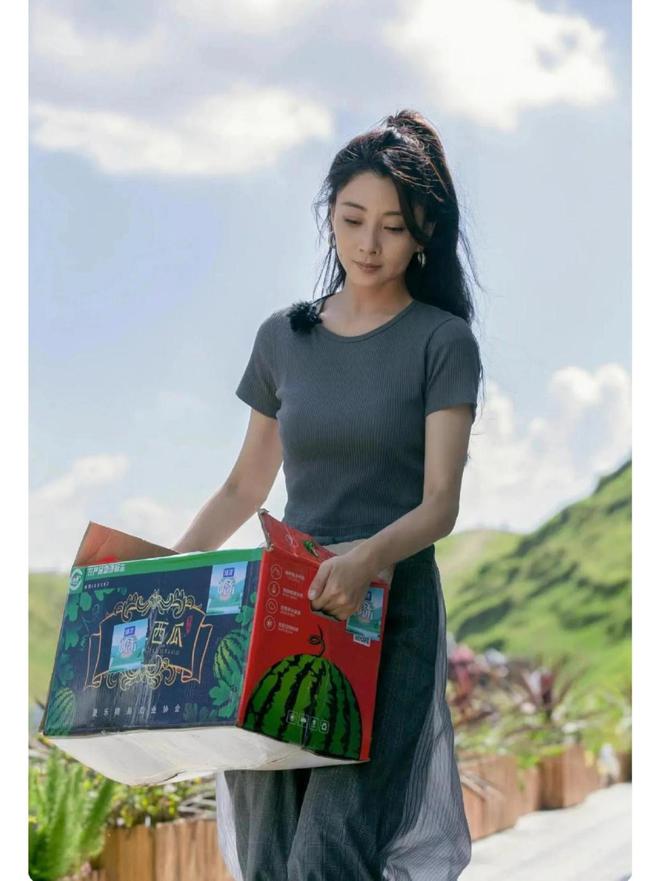 ！很值得中年女性借鉴时尚、优雅还减龄AG真人国际被45岁殷桃的穿搭惊艳到(图13)