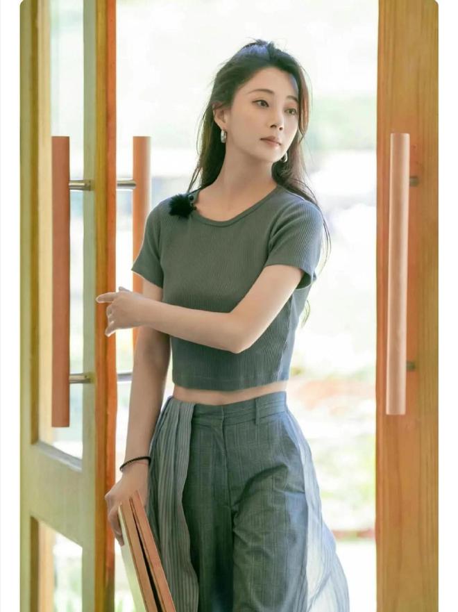！很值得中年女性借鉴时尚、优雅还减龄AG真人国际被45岁殷桃的穿搭惊艳到(图12)