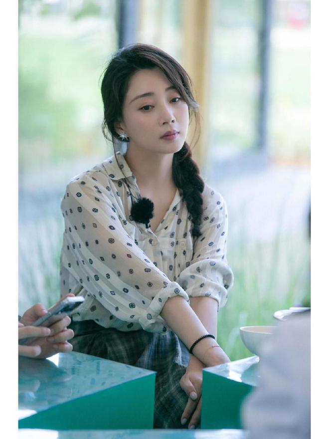 ！很值得中年女性借鉴时尚、优雅还减龄AG真人国际被45岁殷桃的穿搭惊艳到(图10)