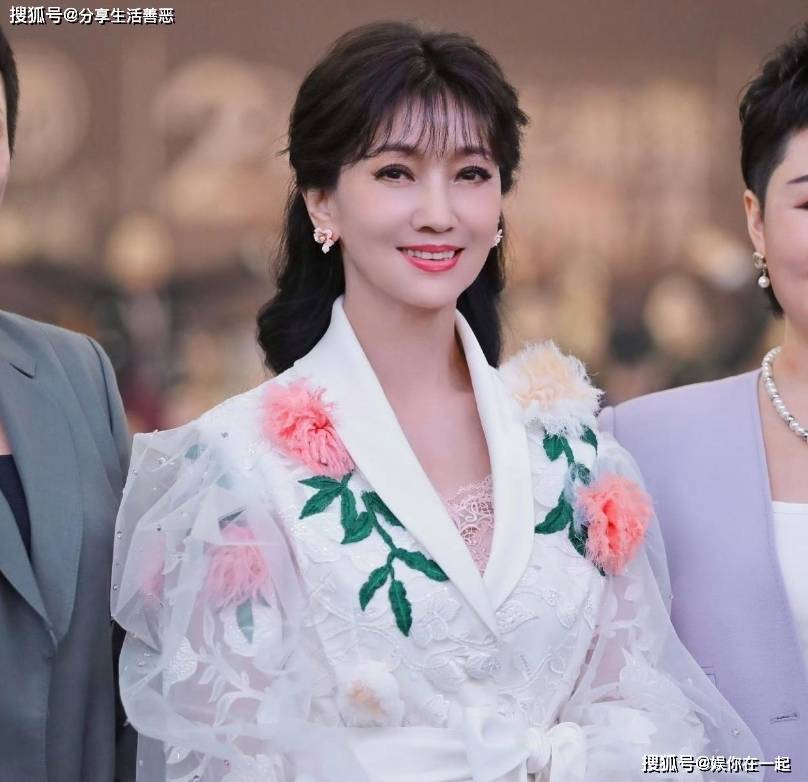 白纱裙搭配同款西服尽显女神魅力！AG真人赵雅芝越来越有仙女气质了