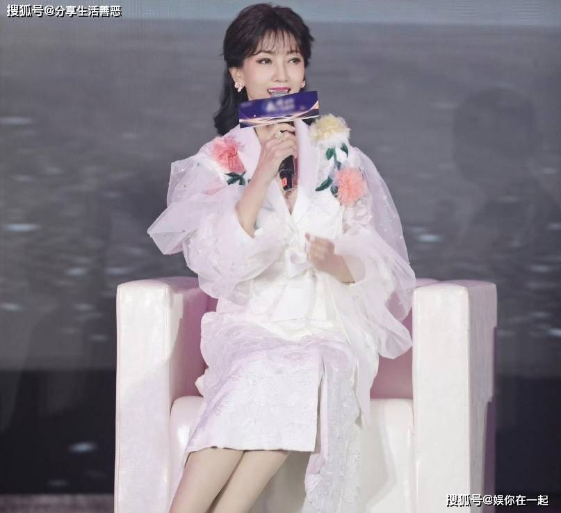 白纱裙搭配同款西服尽显女神魅力！AG真人赵雅芝越来越有仙女气质了(图3)
