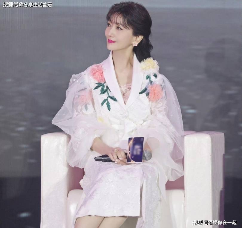 白纱裙搭配同款西服尽显女神魅力！AG真人赵雅芝越来越有仙女气质了(图4)