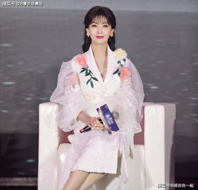 白纱裙搭配同款西服尽显女神魅力！AG真人赵雅芝越来越有仙女气质了(图5)