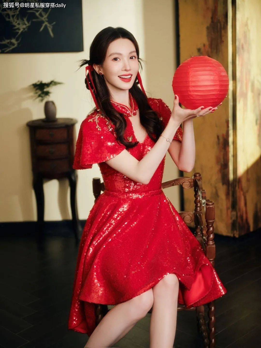 穿搭！王菲、赵雅芝等20位女明星穿搭解析AG真人百家乐2025年春晚带火了新中式(图2)