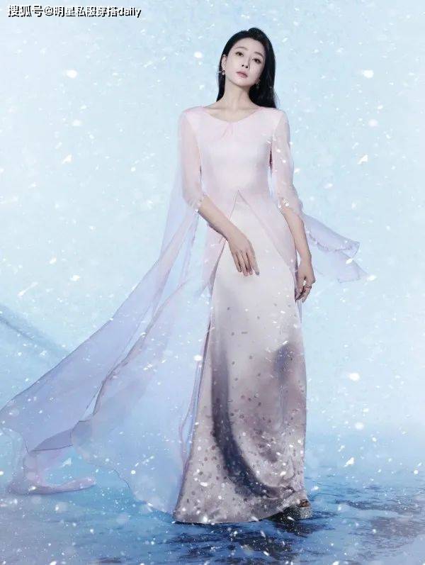 穿搭！王菲、赵雅芝等20位女明星穿搭解析AG真人百家乐2025年春晚带火了新中式(图4)