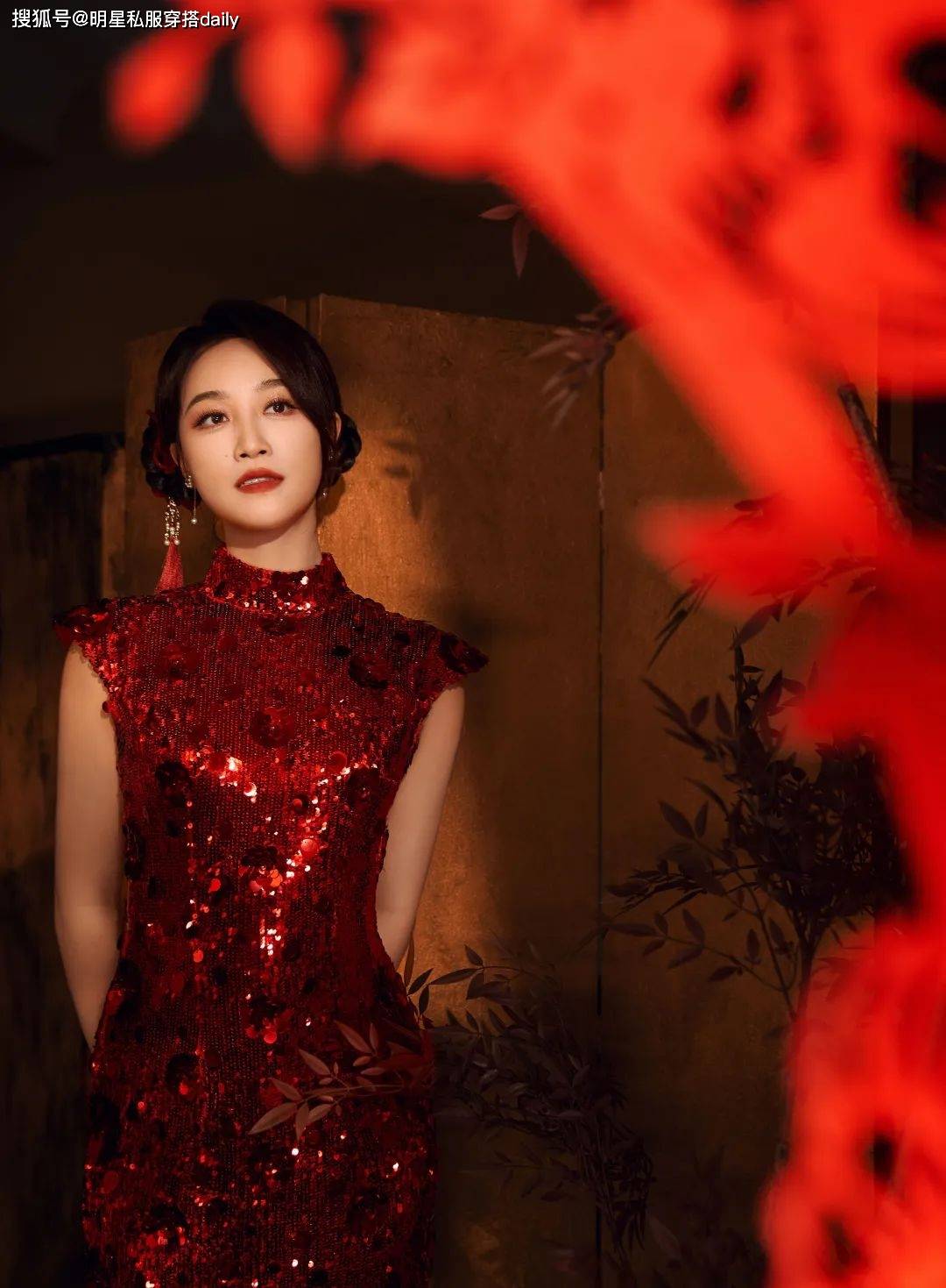 穿搭！王菲、赵雅芝等20位女明星穿搭解析AG真人百家乐2025年春晚带火了新中式(图5)