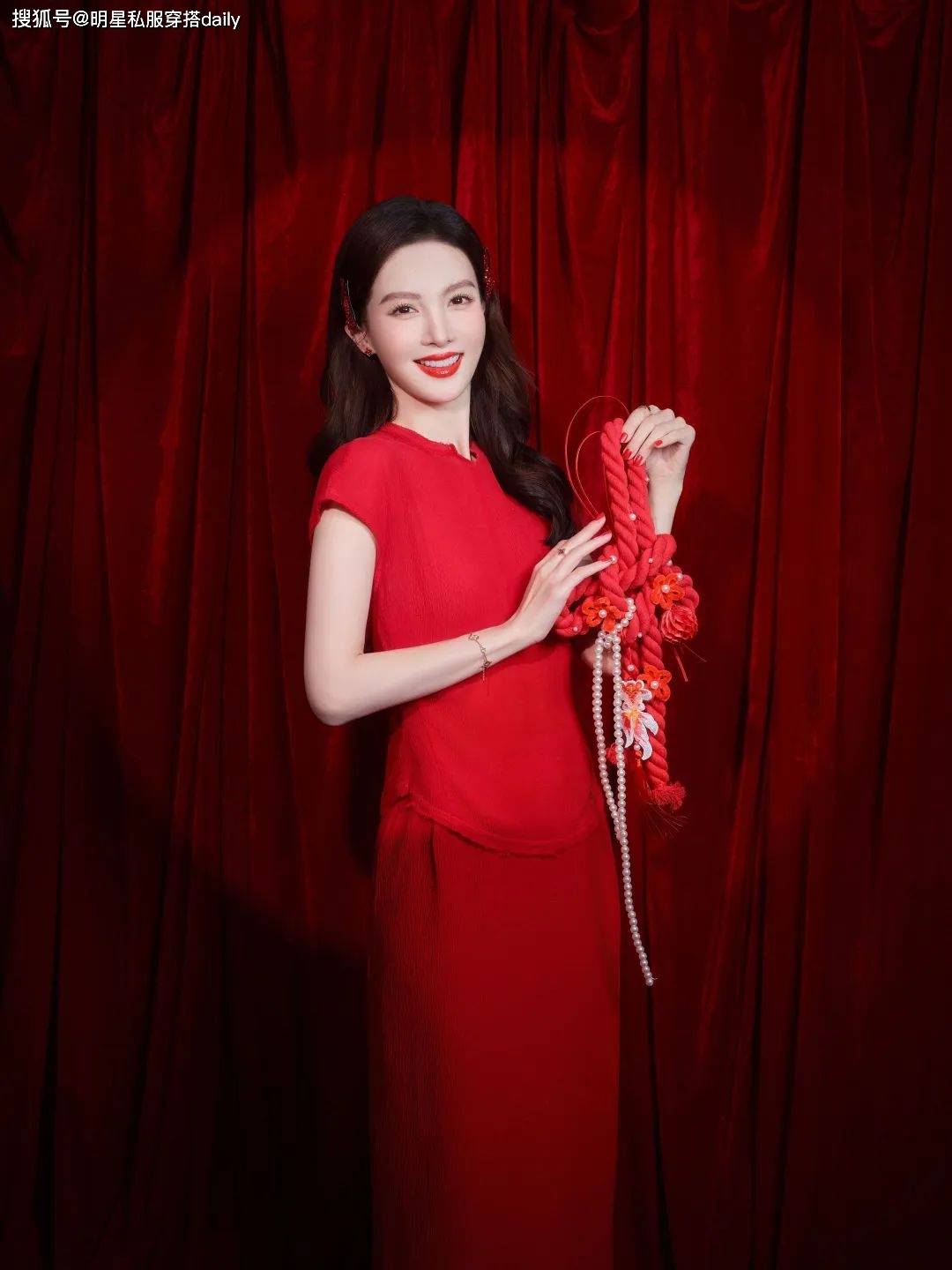 穿搭！王菲、赵雅芝等20位女明星穿搭解析AG真人百家乐2025年春晚带火了新中式(图6)