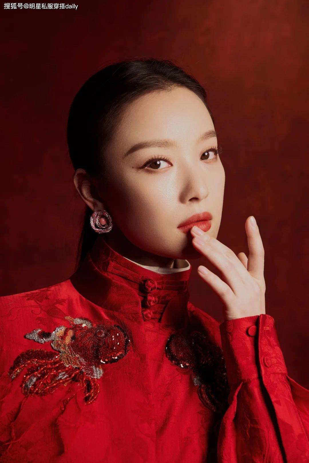 穿搭！王菲、赵雅芝等20位女明星穿搭解析AG真人百家乐2025年春晚带火了新中式(图8)