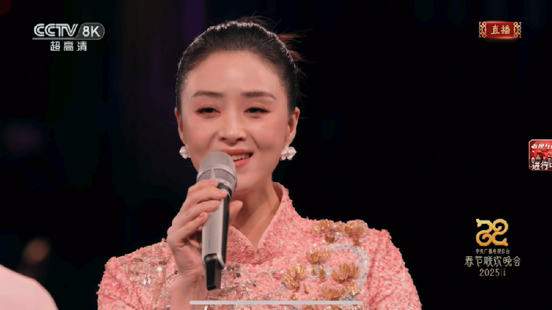 穿搭！王菲、赵雅芝等20位女明星穿搭解析AG真人百家乐2025年春晚带火了新中式(图9)