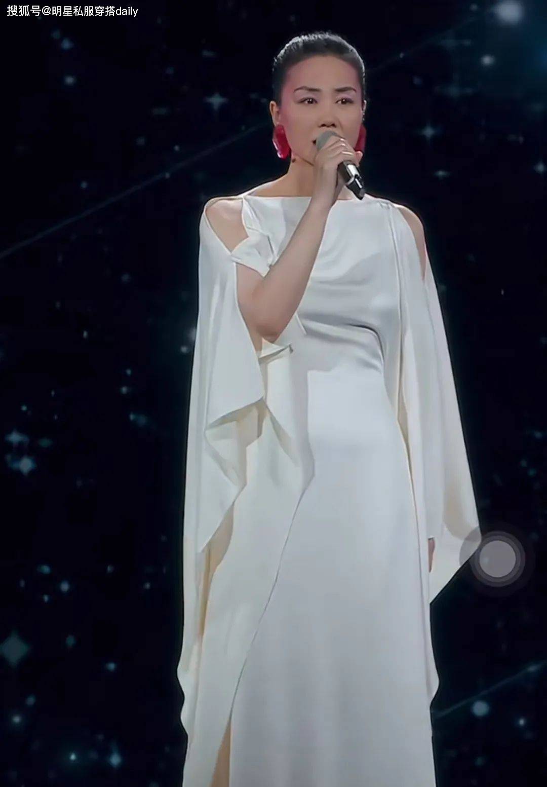 穿搭！王菲、赵雅芝等20位女明星穿搭解析AG真人百家乐2025年春晚带火了新中式(图12)