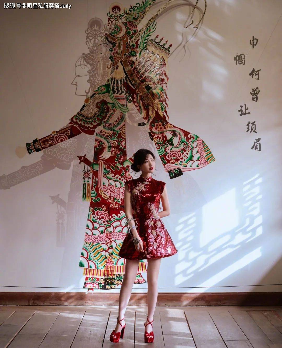 穿搭！王菲、赵雅芝等20位女明星穿搭解析AG真人百家乐2025年春晚带火了新中式(图13)