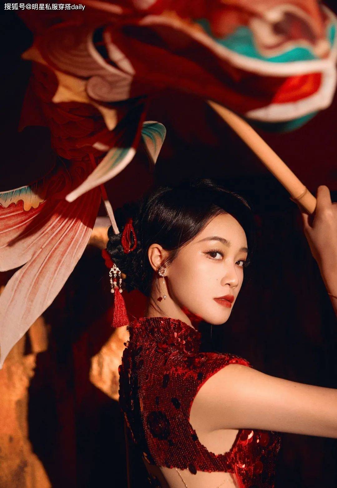 穿搭！王菲、赵雅芝等20位女明星穿搭解析AG真人百家乐2025年春晚带火了新中式(图14)