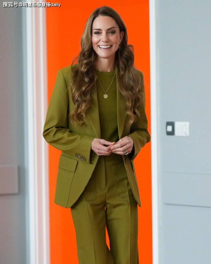 色”西装穿橄榄绿西装戴绿紫水晶耳环贵气高级AG真人凯特王妃恢复健康后越来越越爱“彩(图2)