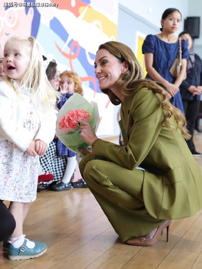 色”西装穿橄榄绿西装戴绿紫水晶耳环贵气高级AG真人凯特王妃恢复健康后越来越越爱“彩(图4)