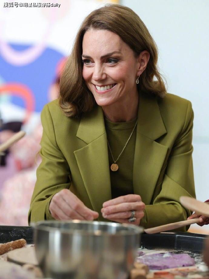 色”西装穿橄榄绿西装戴绿紫水晶耳环贵气高级AG真人凯特王妃恢复健康后越来越越爱“彩(图5)