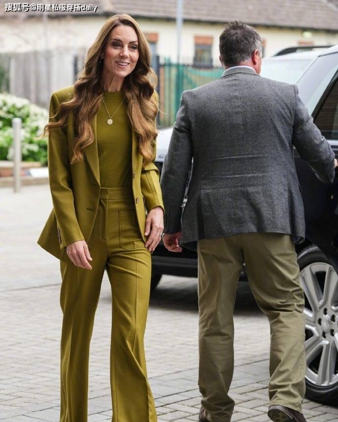 色”西装穿橄榄绿西装戴绿紫水晶耳环贵气高级AG真人凯特王妃恢复健康后越来越越爱“彩(图6)