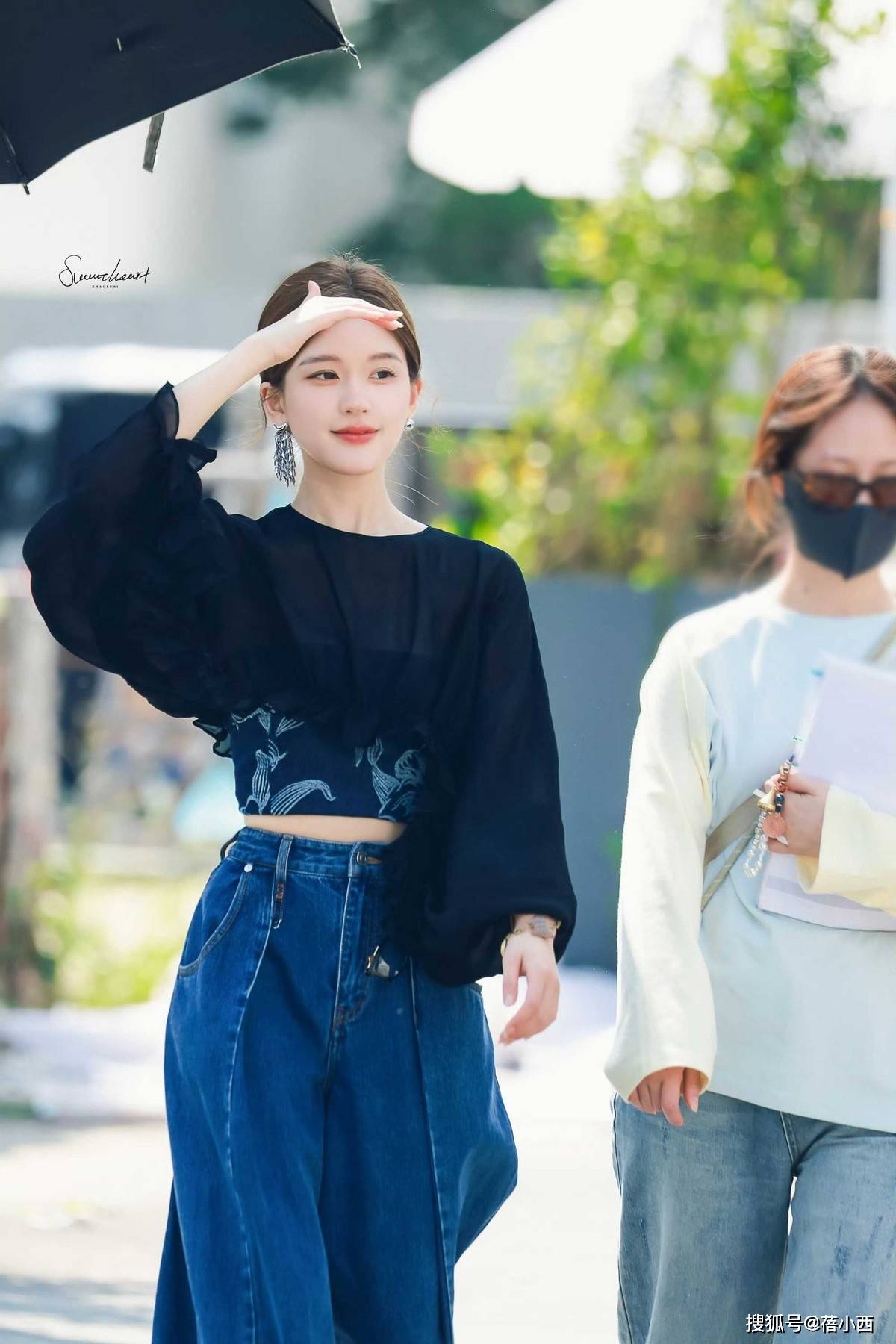 不戴对称才好看果然时尚的尽头是国风AG真人国际厅赵露思穿新中式耳环(图1)