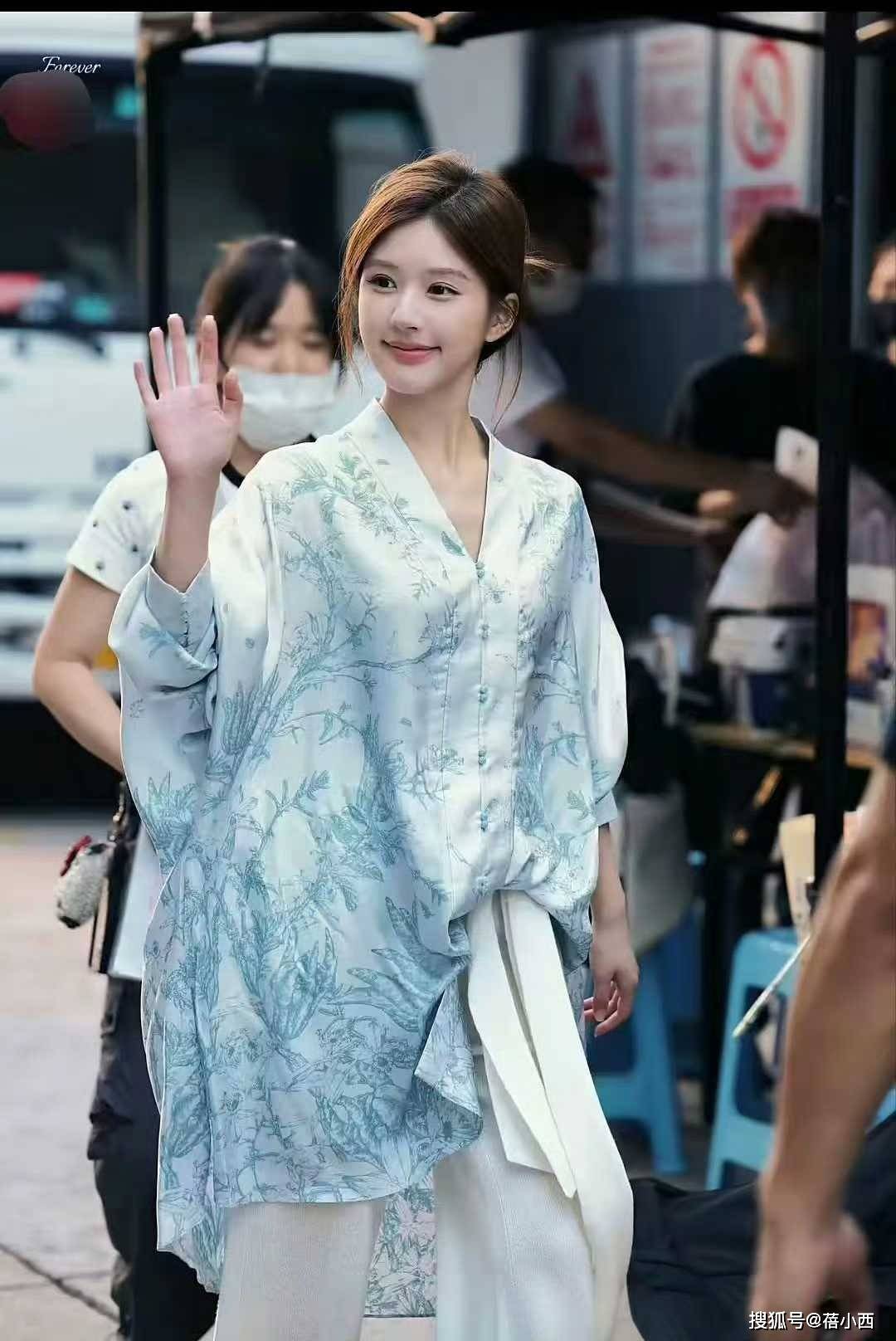 不戴对称才好看果然时尚的尽头是国风AG真人国际厅赵露思穿新中式耳环(图2)