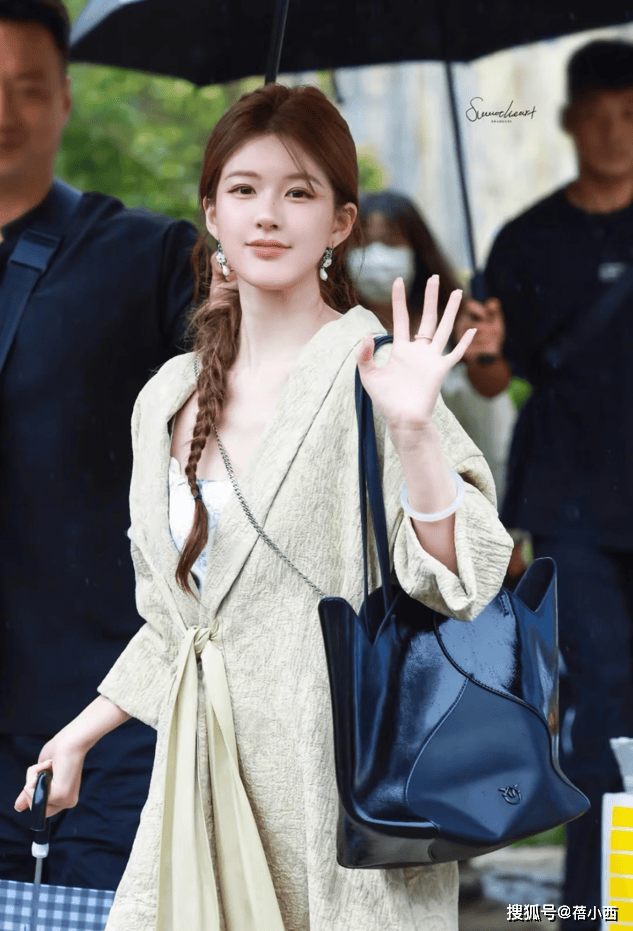 不戴对称才好看果然时尚的尽头是国风AG真人国际厅赵露思穿新中式耳环(图3)