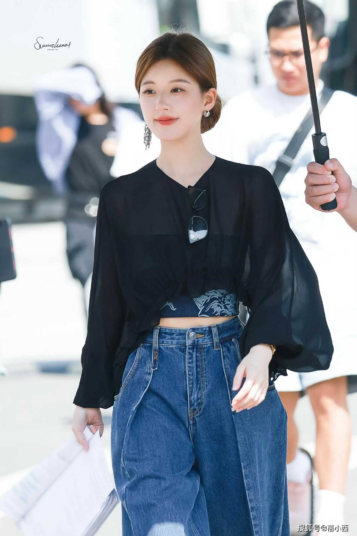 不戴对称才好看果然时尚的尽头是国风AG真人国际厅赵露思穿新中式耳环(图4)