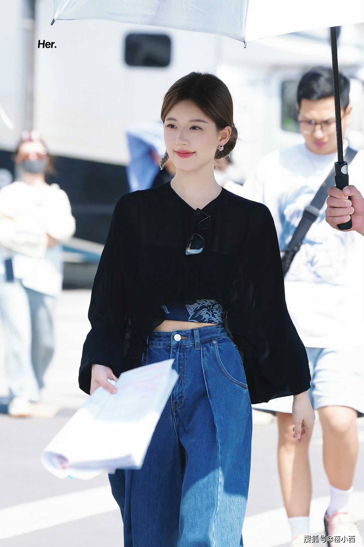 不戴对称才好看果然时尚的尽头是国风AG真人国际厅赵露思穿新中式耳环(图5)