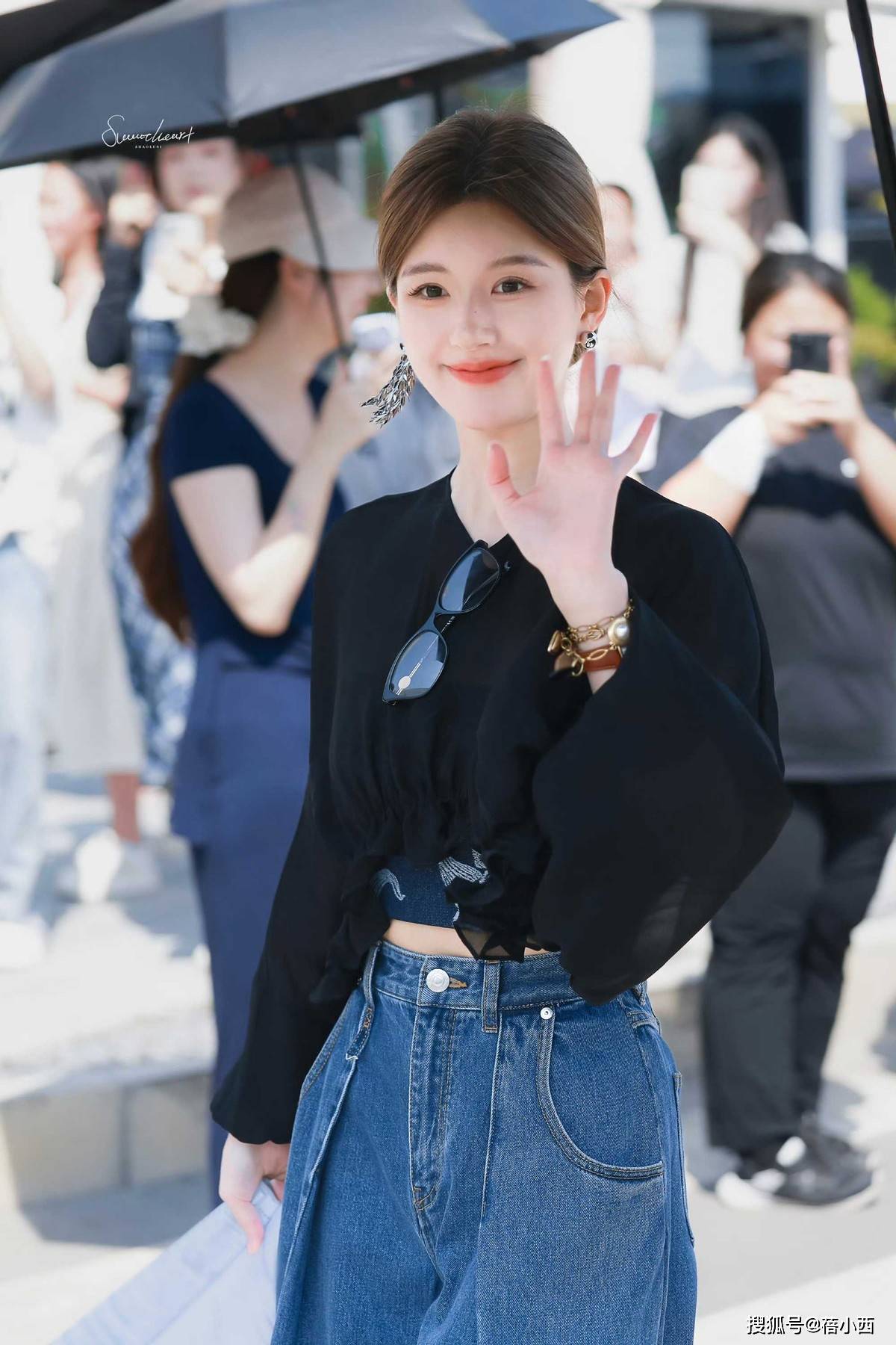 不戴对称才好看果然时尚的尽头是国风AG真人国际厅赵露思穿新中式耳环(图7)