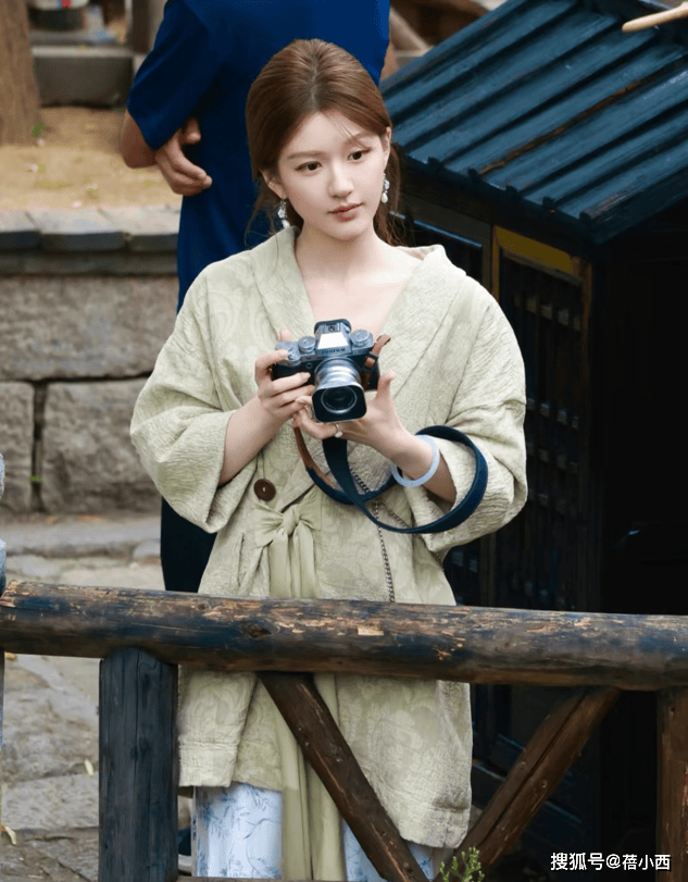 不戴对称才好看果然时尚的尽头是国风AG真人国际厅赵露思穿新中式耳环(图8)