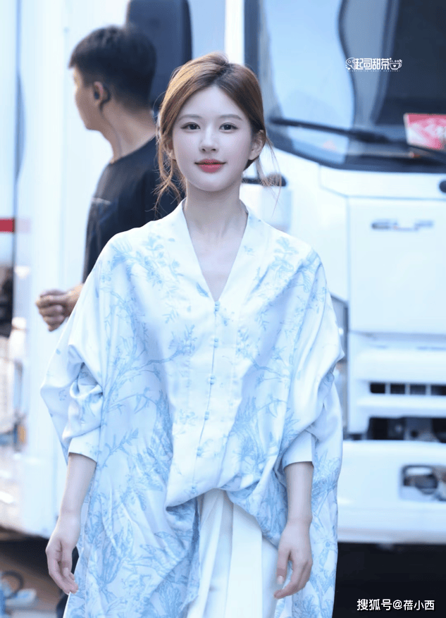 不戴对称才好看果然时尚的尽头是国风AG真人国际厅赵露思穿新中式耳环(图9)