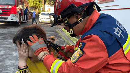 ’住耳朵 南涧消防10分钟化解危机AG真人百家家乐app女孩耳环‘咬