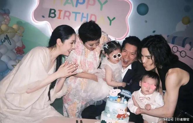 钱向佐带娃有时异地但豪门日子藏不住了AG真人登录郭碧婷手撕谣言:婆婆给(图12) 钱向佐带娃有时异地但豪门日子藏不住了AG真人登录郭碧婷手撕谣言:婆婆给(图12)