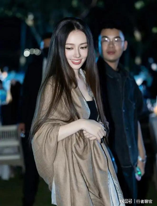 钱向佐带娃有时异地但豪门日子藏不住了AG真人登录郭碧婷手撕谣言：婆婆给(图11)